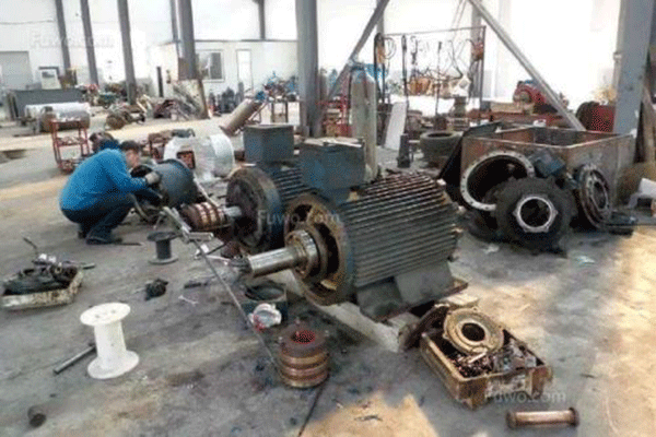 西安西瑪電機驅動軸修理中軸向間隙的測量。