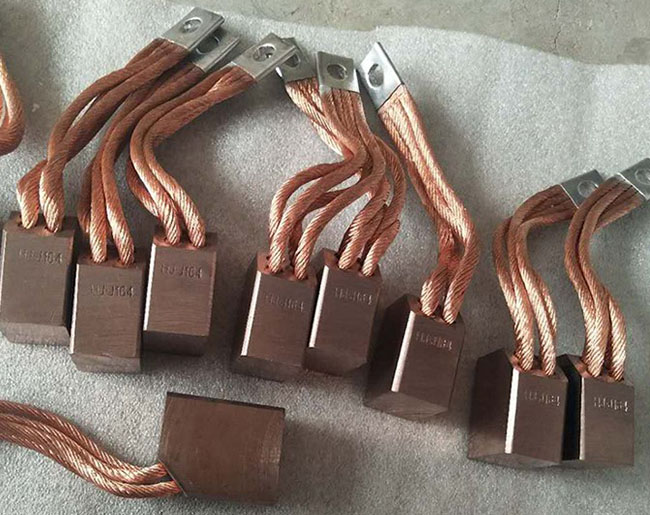 圖為高壓電機(jī)碳刷照片 圖為高壓電機(jī)碳刷照片